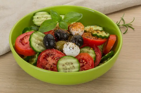 Salat mit Mozzarella und Tomaten — Stockfoto