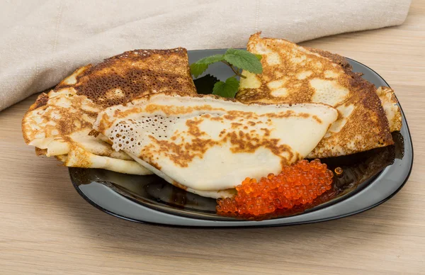 Pannkakor med röd kaviar — Stockfoto