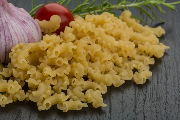 Fusilli crudo con romero —  Fotos de Stock