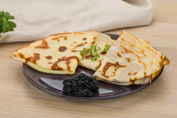 Pannkakor med svart kaviar — Stockfoto