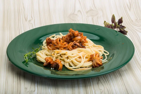 Nudeln mit Tintenfisch — Stockfoto