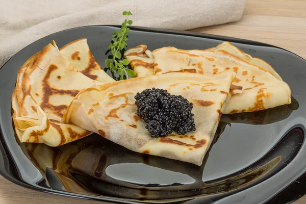 Pannkakor med svart kaviar — Stockfoto