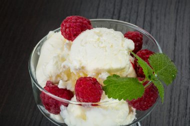 Ahududu ile dondurma