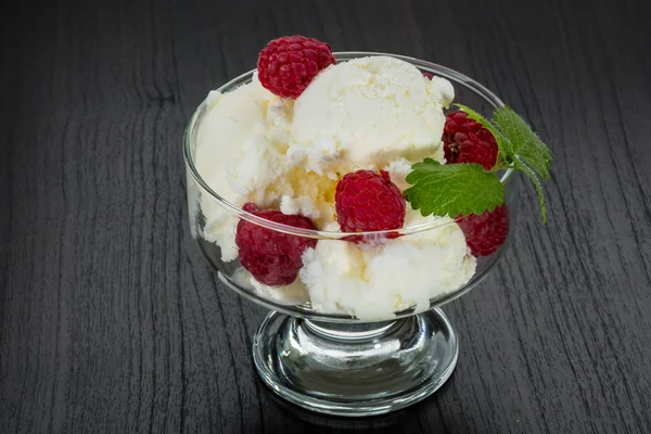 Eis mit Himbeere — Stockfoto