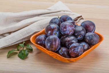 dojrzała śliwka świeży