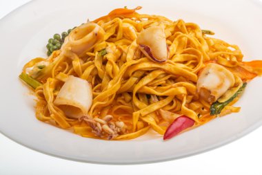 Kızarmış noodle ile kalamar