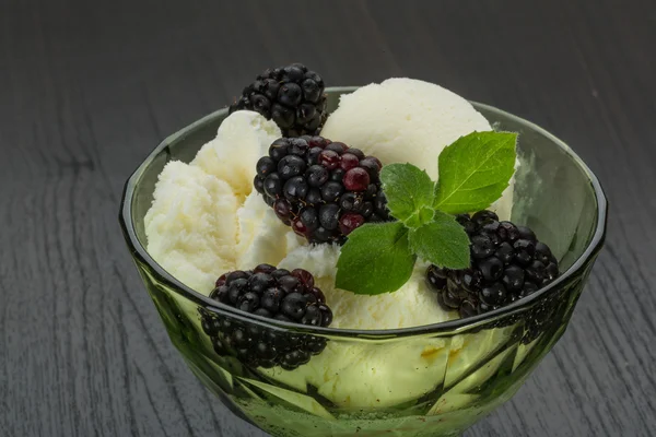 Ice cream with blackberry — Stock Photo, Image