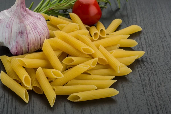 Penne - raw italiensk pasta — Stockfoto