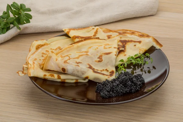 Pannkakor med svart kaviar — Stockfoto