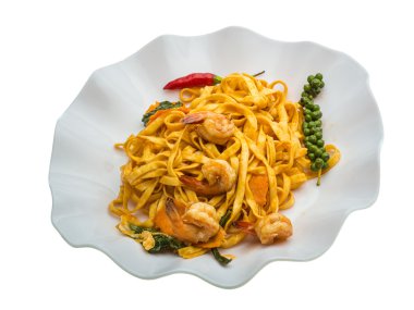 karides ile kızarmış noodle