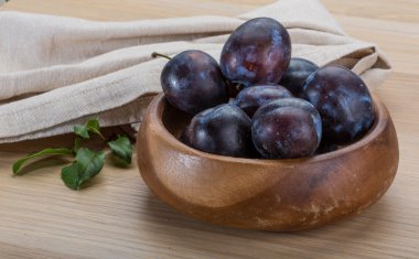 dojrzała śliwka świeży