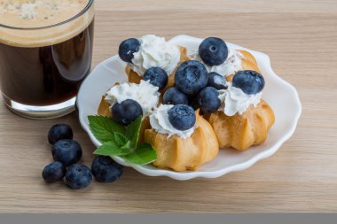 Blueberry ile profiterol