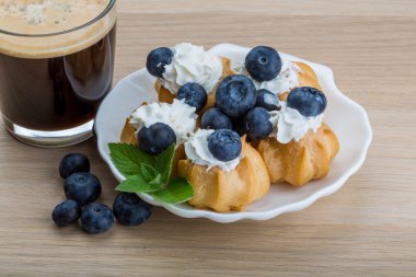 Blueberry ile profiterol