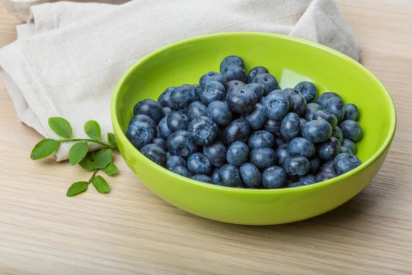 Blaubeere mit Blättern — Stockfoto