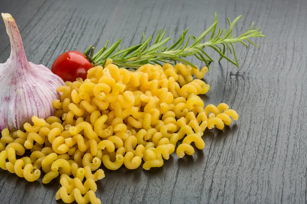 Fusilli crudo con romero —  Fotos de Stock