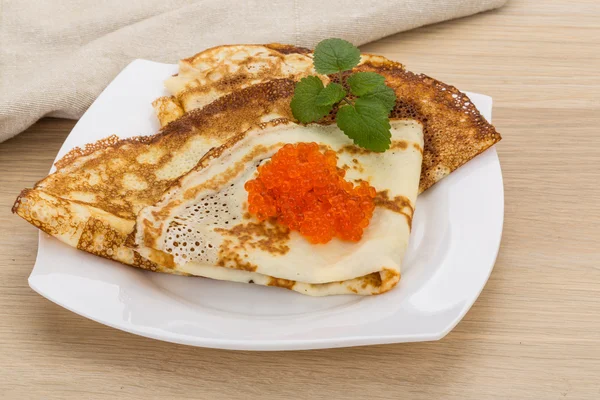 Pannkakor med röd kaviar — Stockfoto