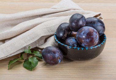 dojrzała śliwka świeży