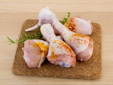 Çiğ tavuk bacağı.