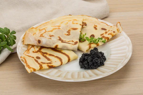 Pancake dengan kaviar hitam — Stok Foto