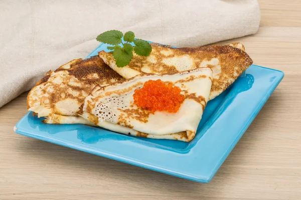 Pannenkoeken met rode kaviaar — Stockfoto