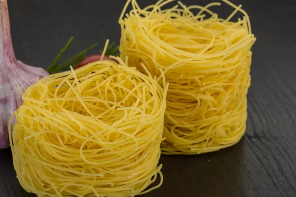 Rohe Vermicelli mit Rosmarin — Stockfoto