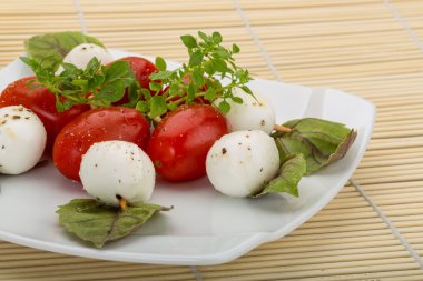 Caprese salatası