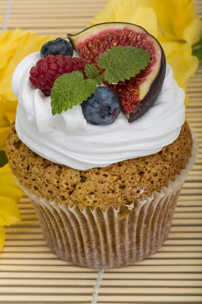 Cupcakes with berries — Stock Photo, Image