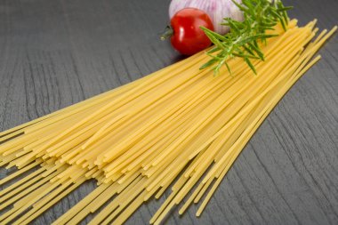 pişmemiş spagetti
