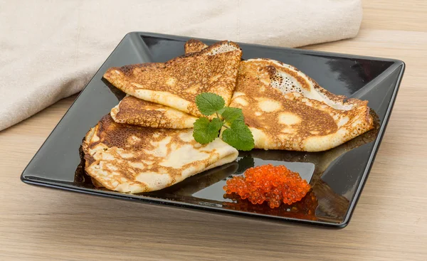 Pannkakor med röd kaviar — Stockfoto