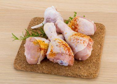 Çiğ tavuk bacağı.