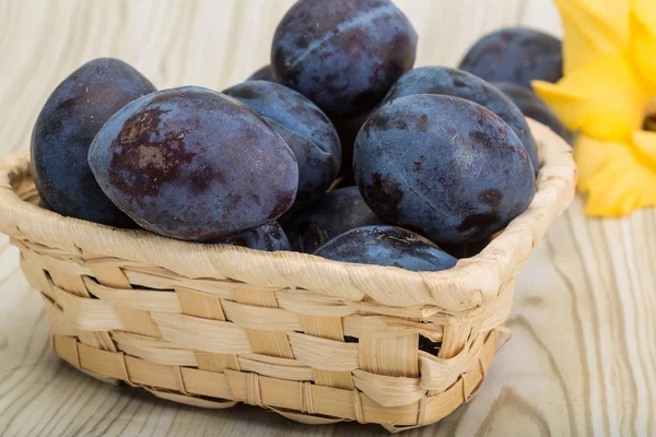 Fresh ripe prunes — Stock Photo, Image