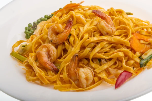 Fried noodles with shrimps — Stock Photo, Image