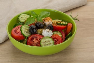 mozzarella ve domatesli salata