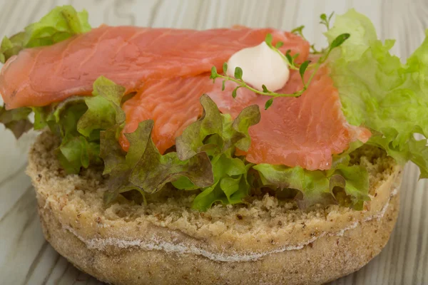 Сэндвич с лосося и тимьяном — стоковое фото
