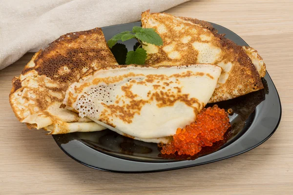 Pannenkoeken met rode kaviaar — Stockfoto