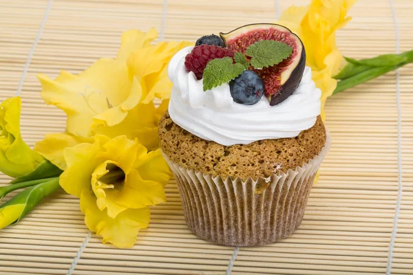 Cupcakes with berries — Stock Photo, Image