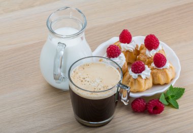 Ahududu ile profiterol