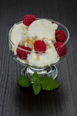 Ahududu ile dondurma