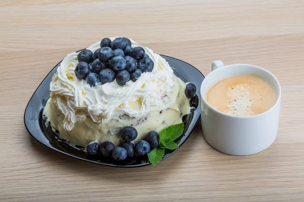 Café avec gâteau aux myrtilles — Photo