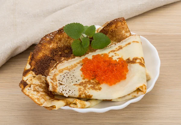 Pannenkoeken met rode kaviaar — Stockfoto