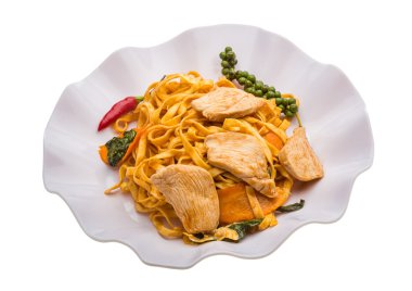 Tavuklu kızarmış erişte.