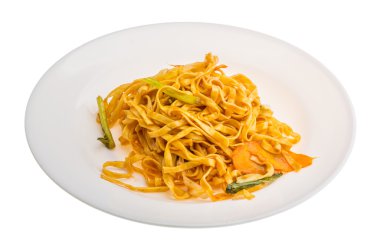 Sebzeli kızarmış erişte.