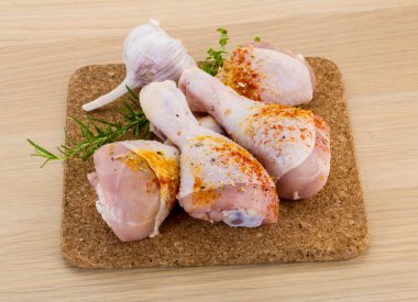 Çiğ tavuk bacağı.