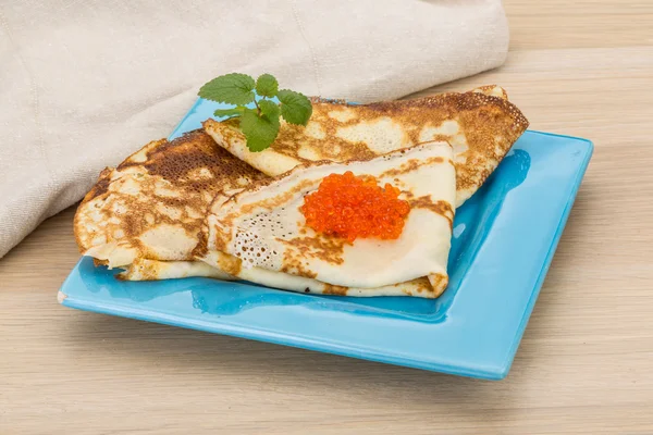 Pannkakor med röd kaviar — Stockfoto