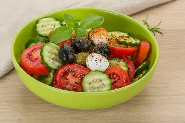 Salat mit Mozzarella und Tomaten — Stockfoto