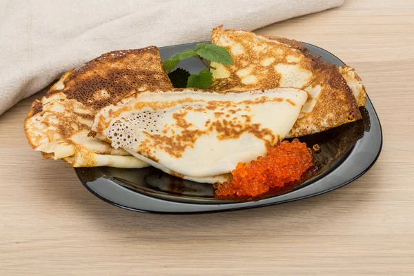 Pannkakor med röd kaviar — Stockfoto