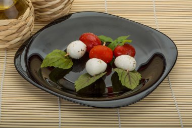 Caprese salatası