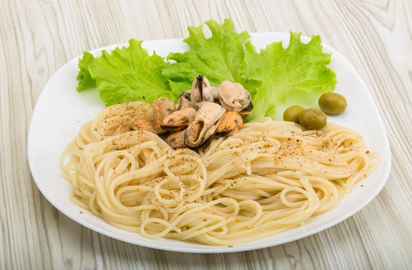 Спагетти с мидиями — стоковое фото