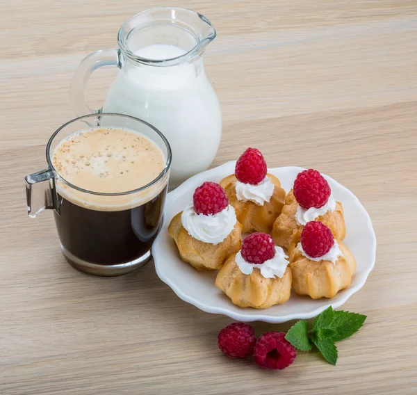 Profiterole med hallon — Stockfoto