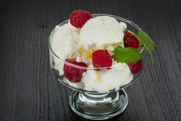 Helado con frambuesa —  Fotos de Stock